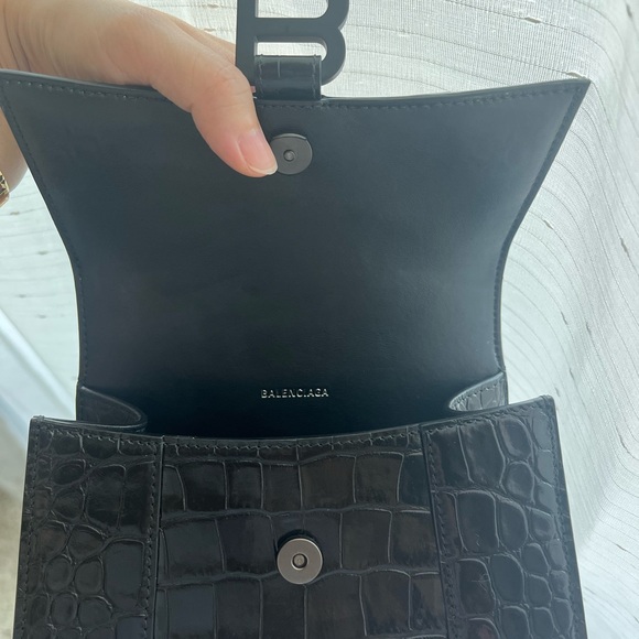 Black Crocodile Embossed Handbag - Picture 6 of 9